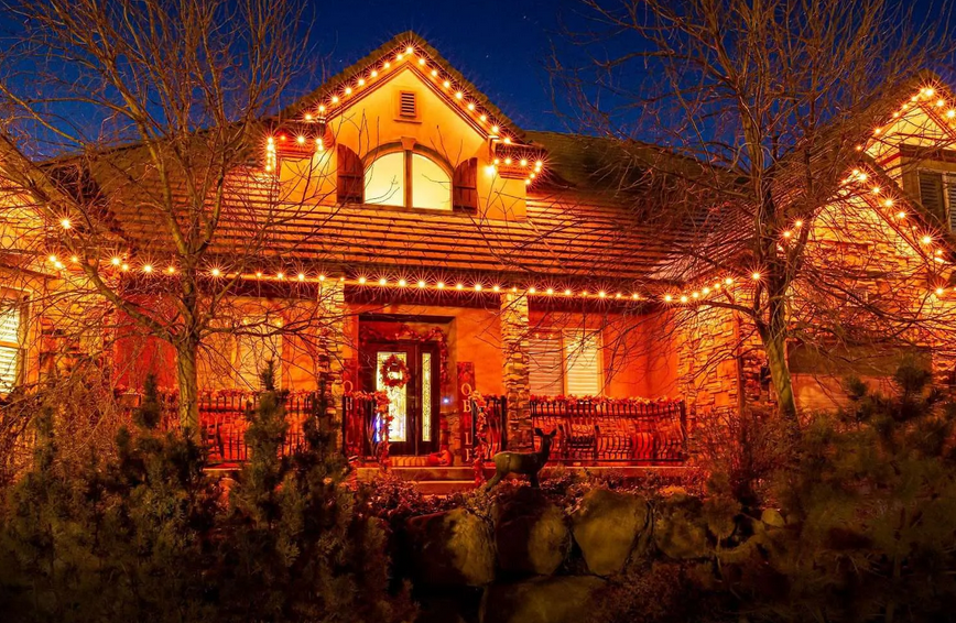 3 Reasons to Have Experts Install Christmas Lights Near Peoria, AZ